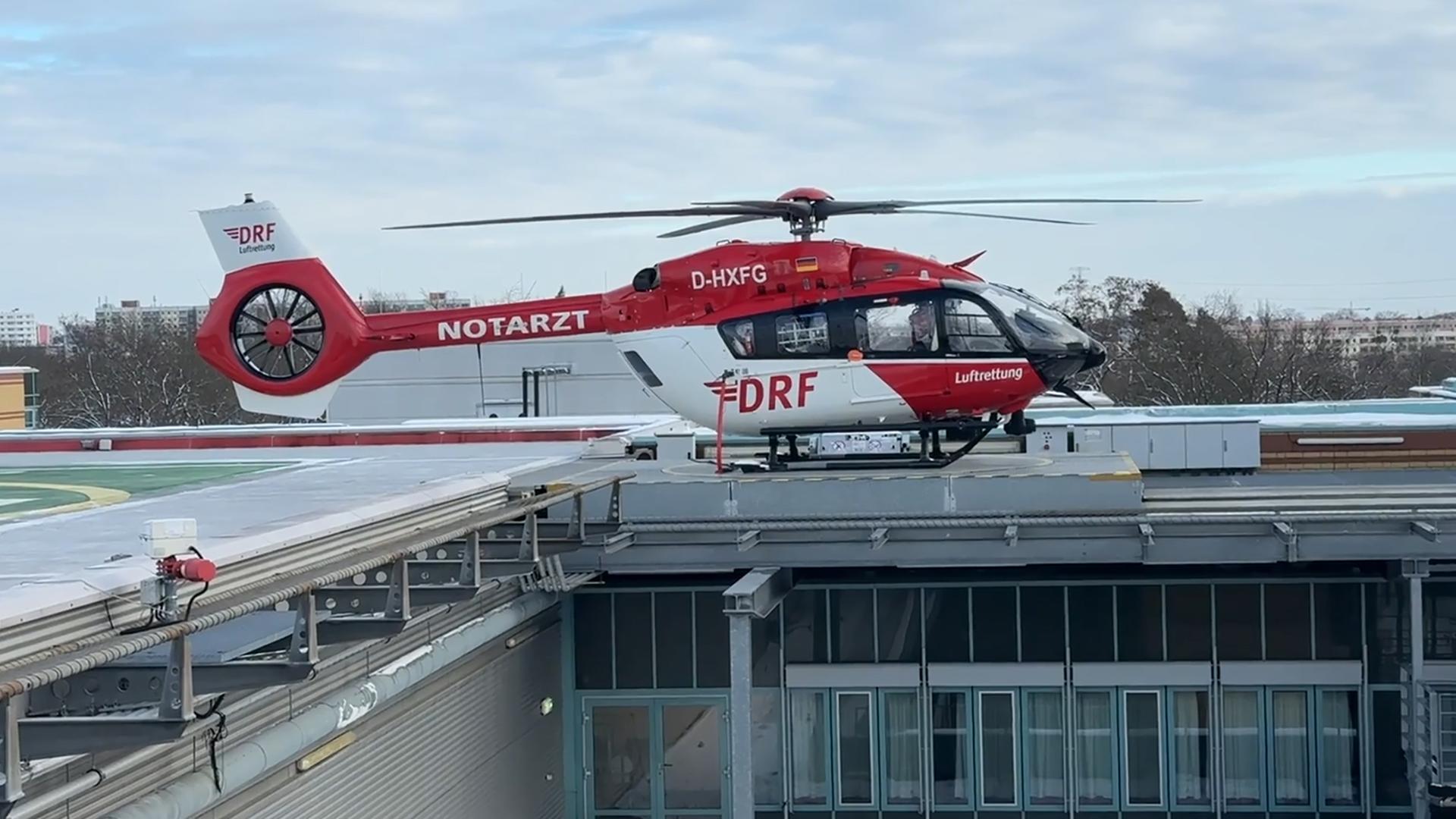 Archiv: Ein Rettungshubschrauber landet auf dem Unfallkrankenhaus Berlin (ukb) an.