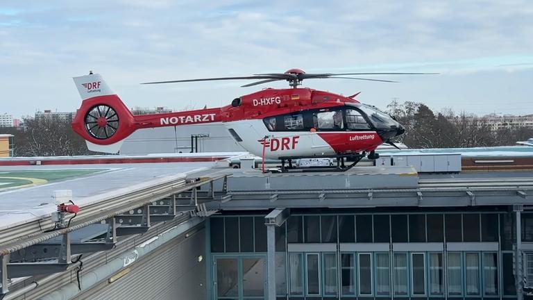 Archiv: Ein Rettungshubschrauber landet auf dem Unfallkrankenhaus Berlin (ukb) an.