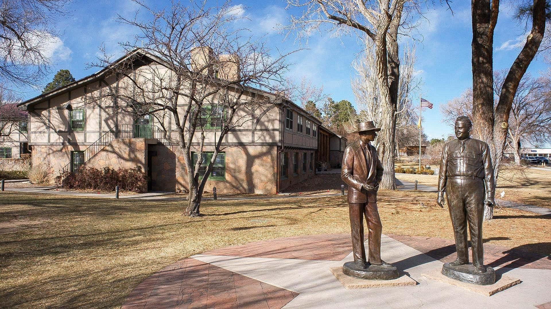 Vor der "Fuller Lodge" in Los Alamos stehen Statuen von Oppenheimer und Groves.