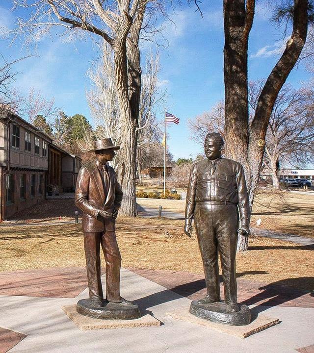 Vor der "Fuller Lodge" in Los Alamos stehen Statuen von Oppenheimer und Groves.