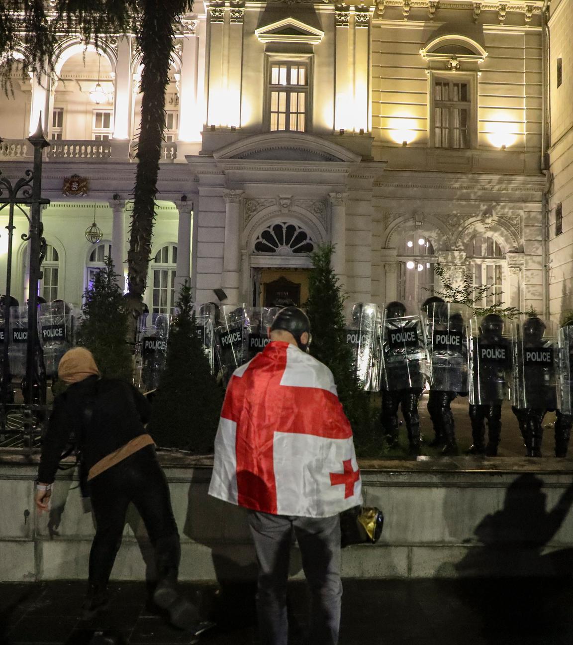 Anhänger georgischer Oppositionsparteien geraten während einer Kundgebung nach den Kommunalwahlen in Tiflis, Georgien, am 4. Oktober 2025 mit der Bereitschaftspolizei aneinander. Am 4. Oktober finden in Georgien Kommunalwahlen statt, bei denen Mitglieder der Gemeindeversammlungen und 64 Bürgermeister gewählt werden. Mehr als 3,5 Millionen Wähler können an den Wahlen teilnehmen.