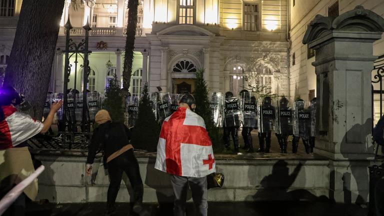Anhänger georgischer Oppositionsparteien geraten während einer Kundgebung nach den Kommunalwahlen in Tiflis, Georgien, am 4. Oktober 2025 mit der Bereitschaftspolizei aneinander. Am 4. Oktober finden in Georgien Kommunalwahlen statt, bei denen Mitglieder der Gemeindeversammlungen und 64 Bürgermeister gewählt werden. Mehr als 3,5 Millionen Wähler können an den Wahlen teilnehmen.