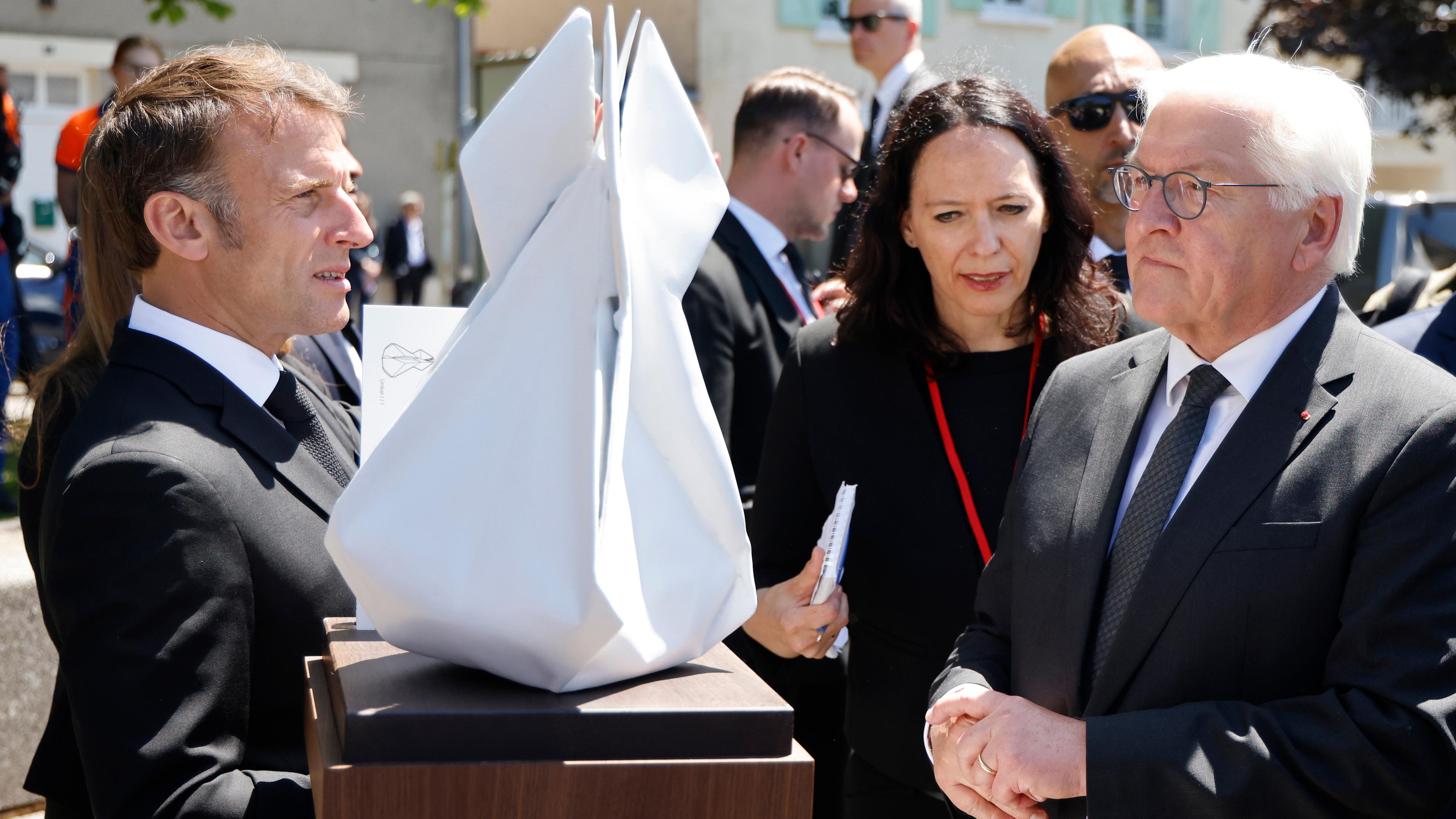 Frank-Walter Steinmeier überreicht Emmanuel Macron ein Geschenk anlässlich des 80. Jahrestages des Massakers an 643 Menschen durch deutsche Nazi-Truppen in Oradour-sur-Glane, am 10.06-2024.