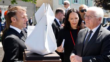 Frank-Walter Steinmeier überreicht Emmanuel Macron ein Geschenk anlässlich des 80. Jahrestages des Massakers an 643 Menschen durch deutsche Nazi-Truppen in Oradour-sur-Glane, am 10.06-2024.