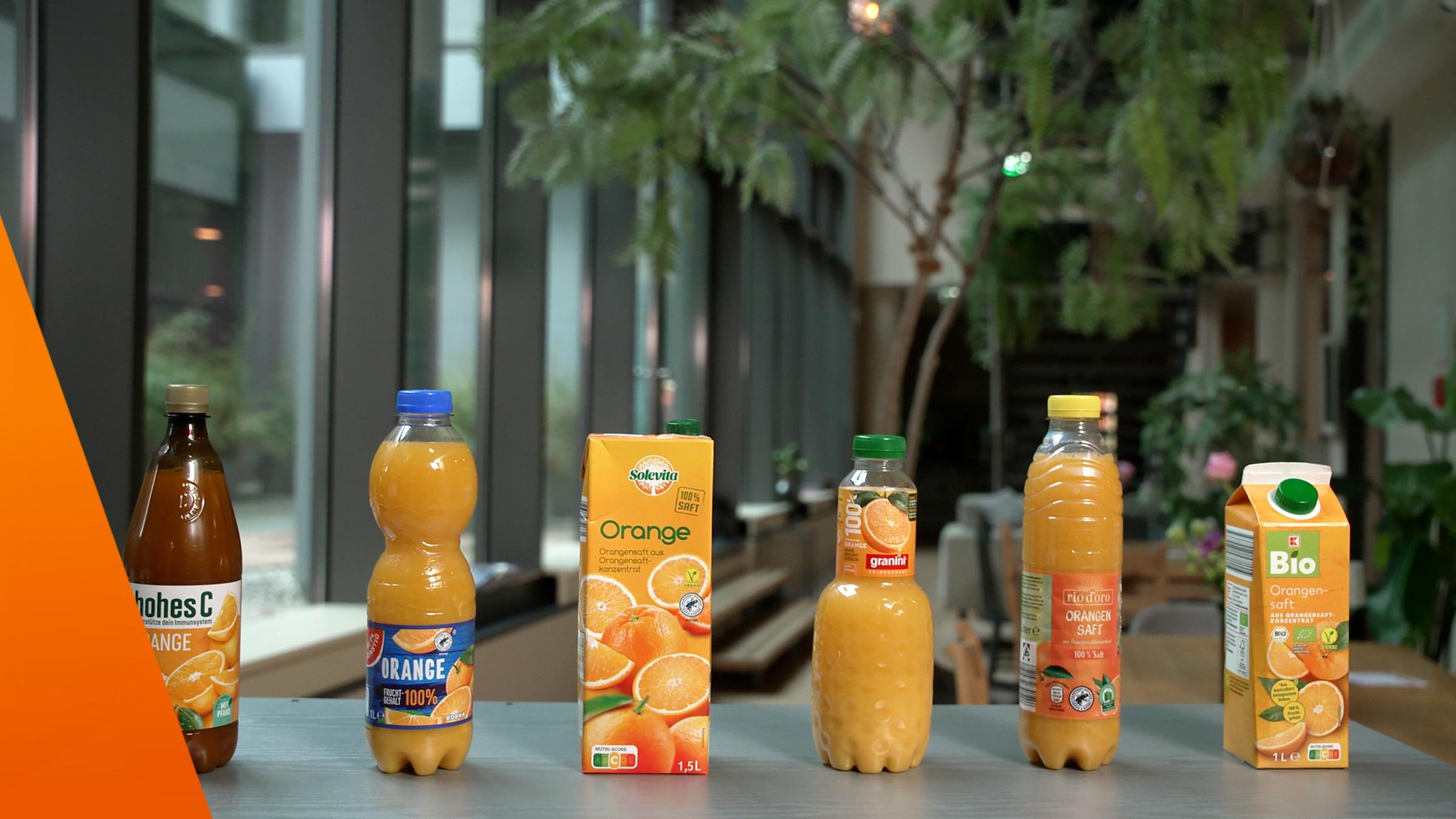 Sechs Orangensäfte aus dem Supermarkt  und dem Discounter