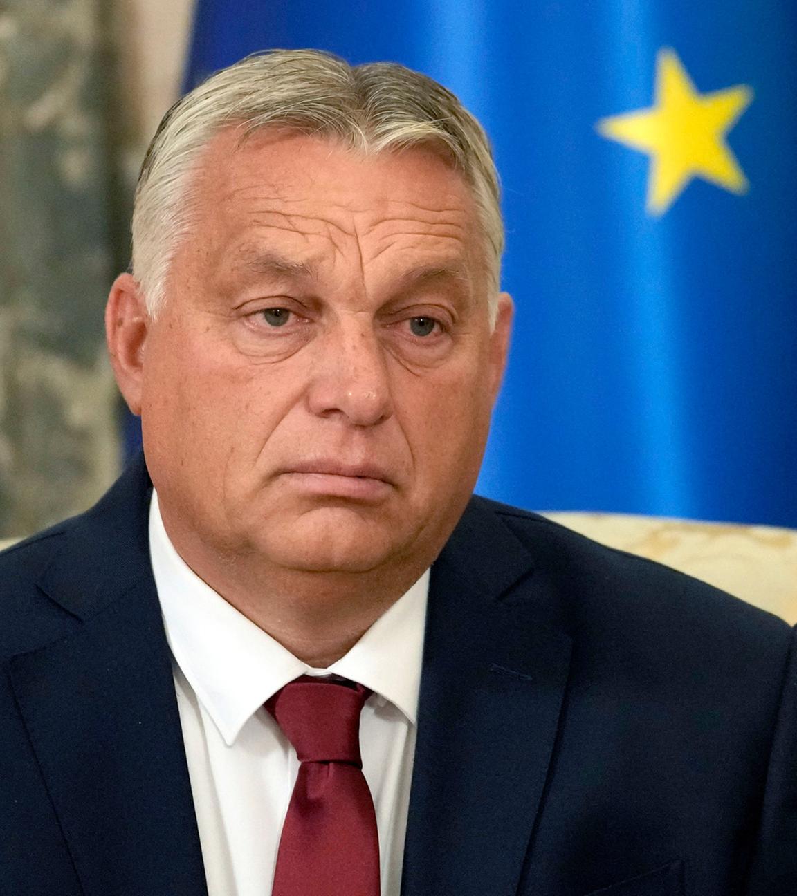 Ungarns Premierminister Viktor Orban vor einer europäischen und ungarischen Flagge. (Archiv)