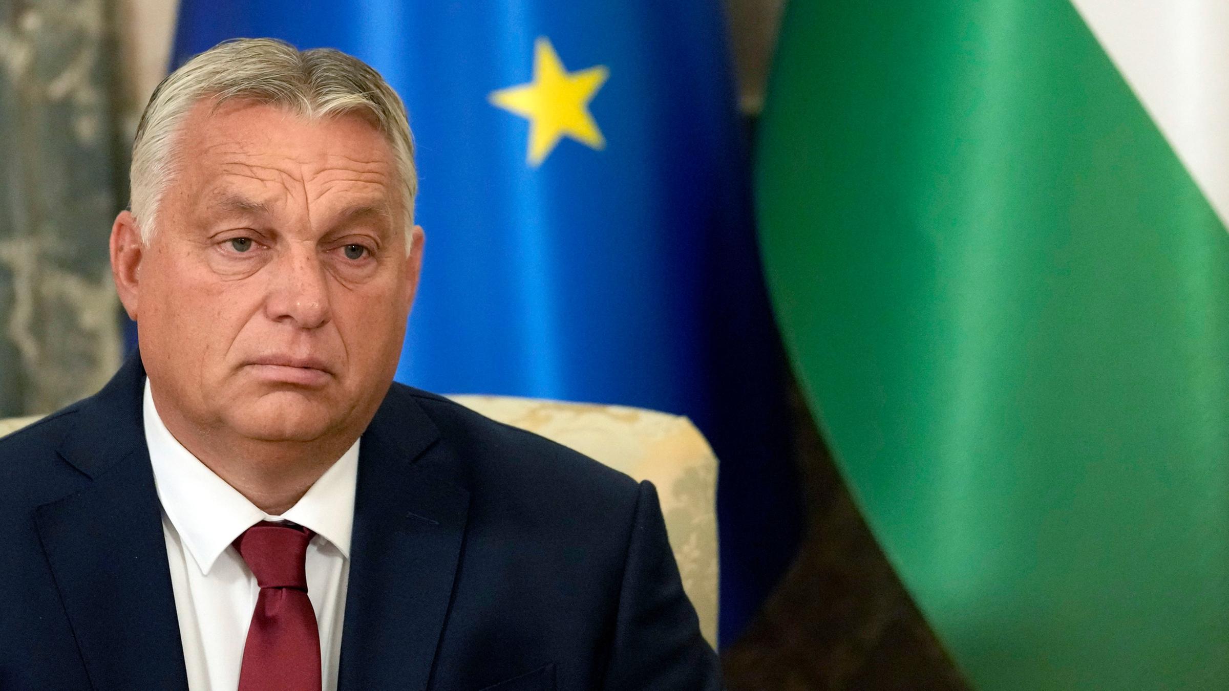 Ungarns Premierminister Viktor Orban vor einer europäischen und ungarischen Flagge. (Archiv)