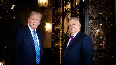 Donald Trump (links) und Viktor Orban (rechts) in Trumps Anwesen in Mar-a-Lago, Florida.