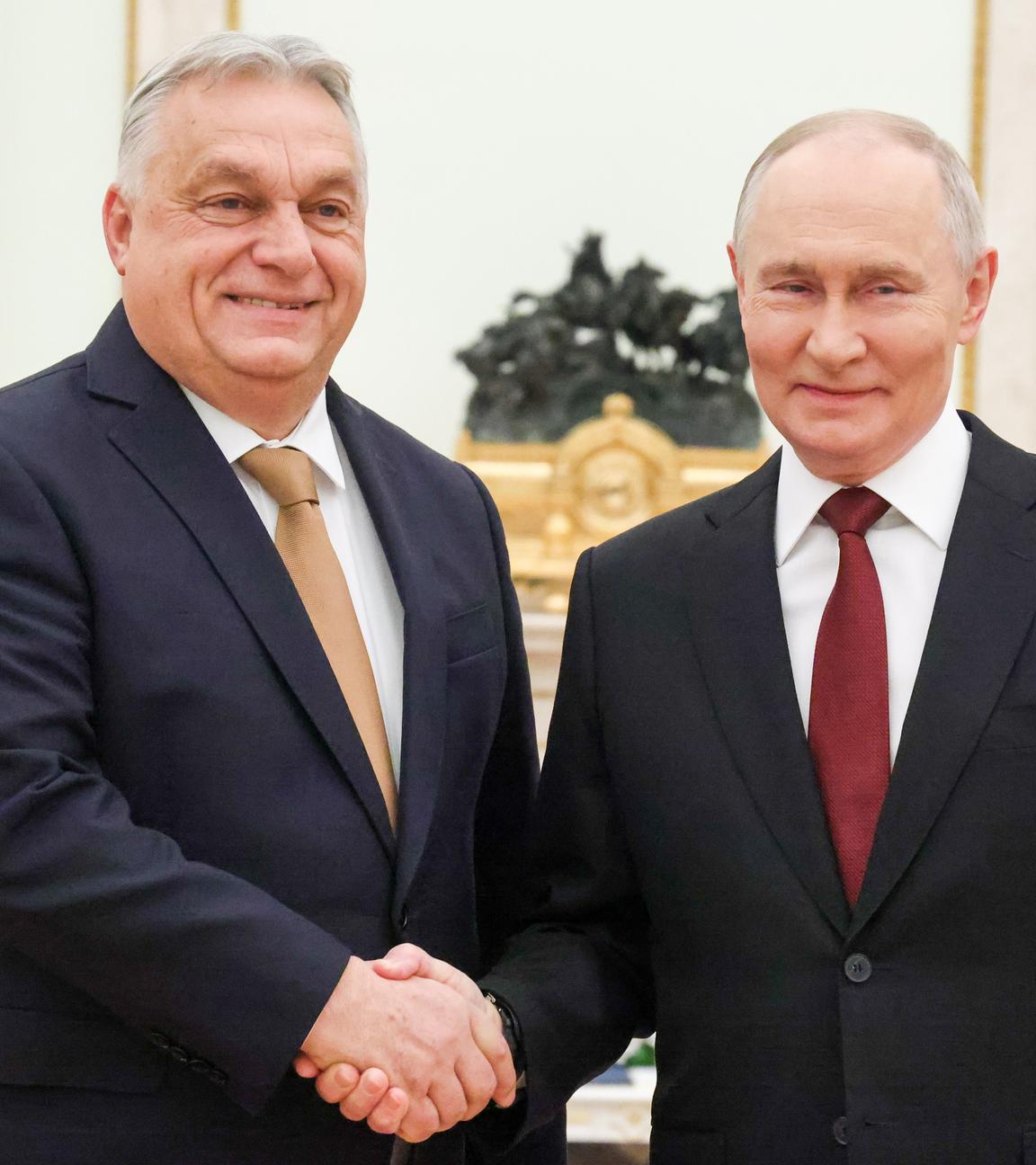 Ungarns Ministerpräsident Orban und Kremlchef Putin schütteln sich die Hand