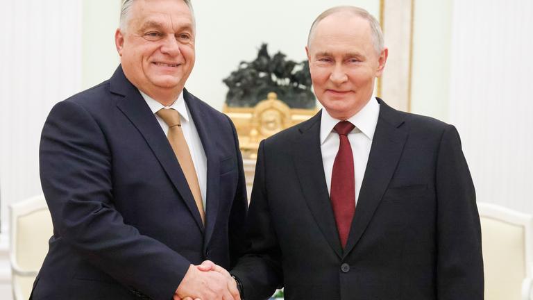 Ungarns Ministerpräsident Orban und Kremlchef Putin schütteln sich die Hand