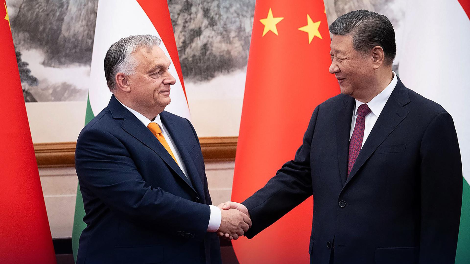 Chinas Präsident Xi Jinping begrüßt den ungarischen Premierministers Viktor Orban in Peking