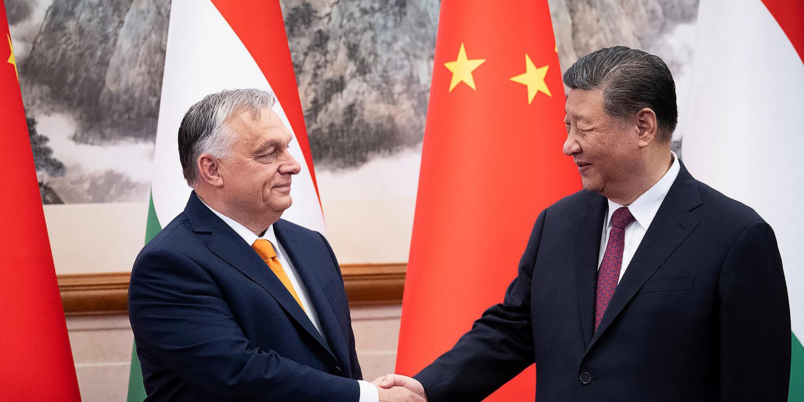 Chinas Präsident Xi Jinping begrüßt den ungarischen Premierministers Viktor Orban in Peking