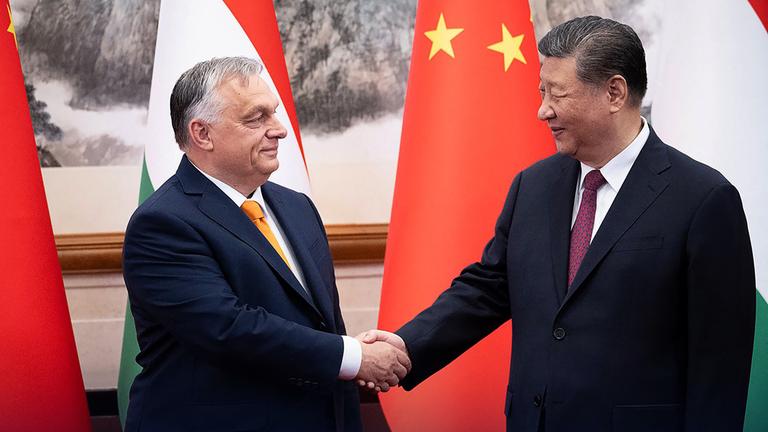 Chinas Präsident Xi Jinping begrüßt den ungarischen Premierministers Viktor Orban in Peking