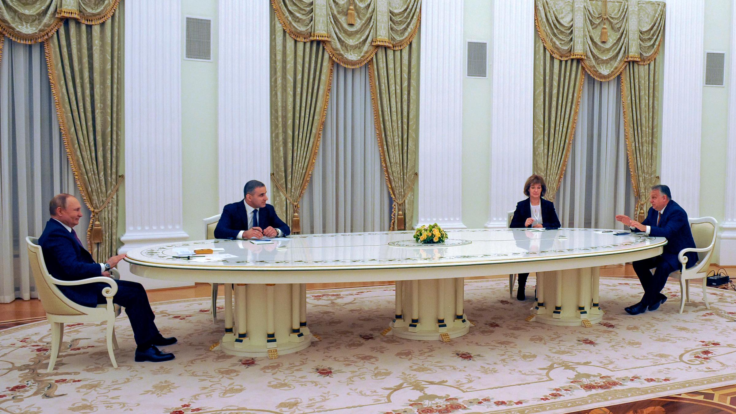 Russland, Moaskau: Wladimir Putin (l), Präsident von Russland, und Viktor Orban, Premierminister von Ungarn, sitzen während eines Treffens im Kreml an einem Tisch.