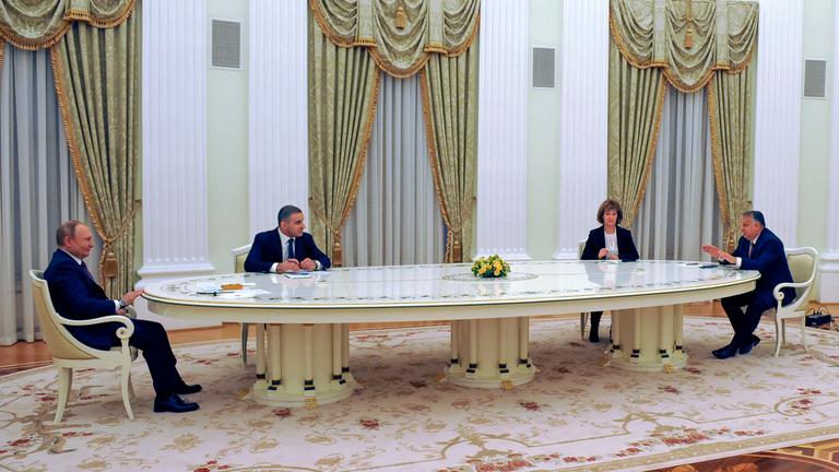 Russland, Moaskau: Wladimir Putin (l), Präsident von Russland, und Viktor Orban, Premierminister von Ungarn, sitzen während eines Treffens im Kreml an einem Tisch.
