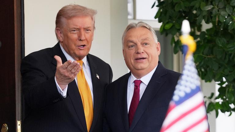 US-Präsident Donald Trump (L) und Ungarns Ministerpräsident Viktor Orban (R) stehen vor dem Weißen Haus