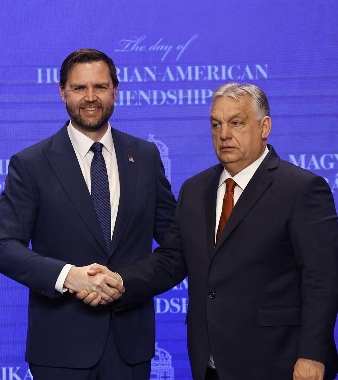 US-Vizepräsident JD Vance (L) und der ungarische Premierminister Viktor Orban (R) schütteln sich die Hände vor einer gemeinsamen Pressekonferenz in Budapest am 07.04.2026.