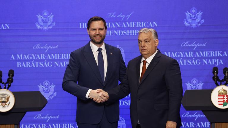 US-Vizepräsident JD Vance (L) und der ungarische Premierminister Viktor Orban (R) schütteln sich die Hände vor einer gemeinsamen Pressekonferenz in Budapest am 07.04.2026.