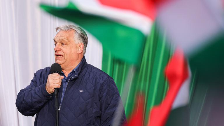 Der ungarische Ministerpräsident Viktor Orbán spricht während einer Wahlkundgebung.