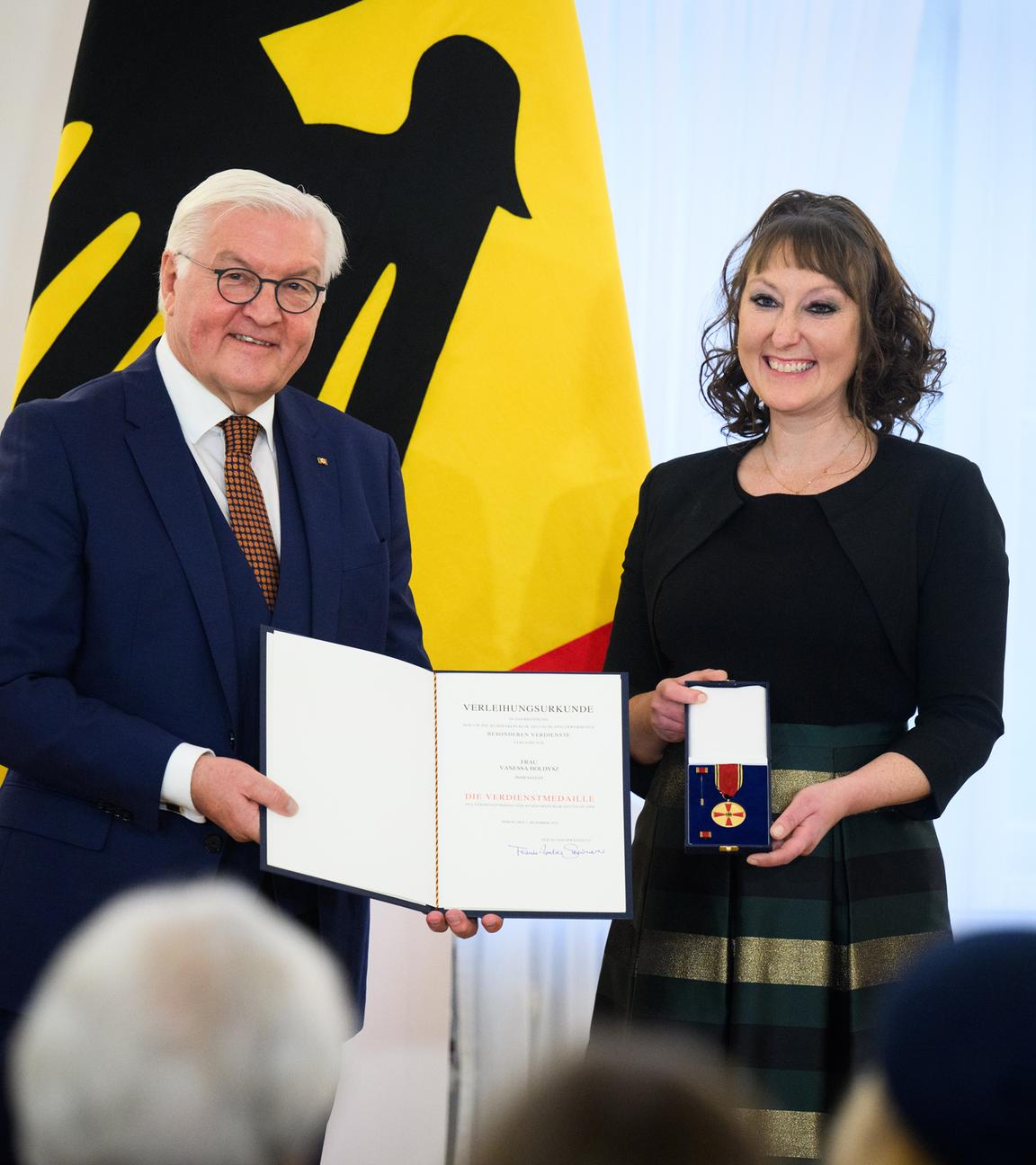Bundespräsident Frank-Walter Steinmeier verleiht Vanessa Holdysz aus Immenstedt (Schleswig-Holstein) im Schloss Bellevue den Verdienstorden der Bundesrepublik Deutschland.