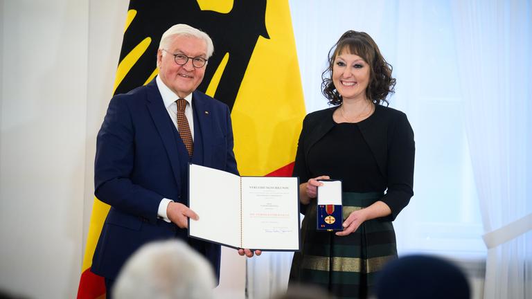 Bundespräsident Frank-Walter Steinmeier verleiht Vanessa Holdysz aus Immenstedt (Schleswig-Holstein) im Schloss Bellevue den Verdienstorden der Bundesrepublik Deutschland.