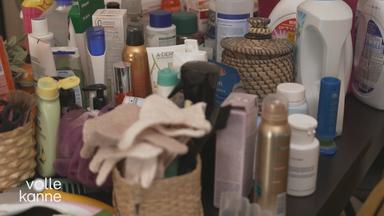 Verschiedene Hygiene-Artikel unordentlich zusammengestellt
