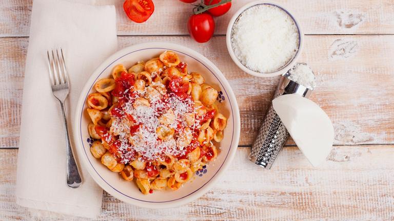 Selbstgemachte Orecchiette mit Tomatensugo 