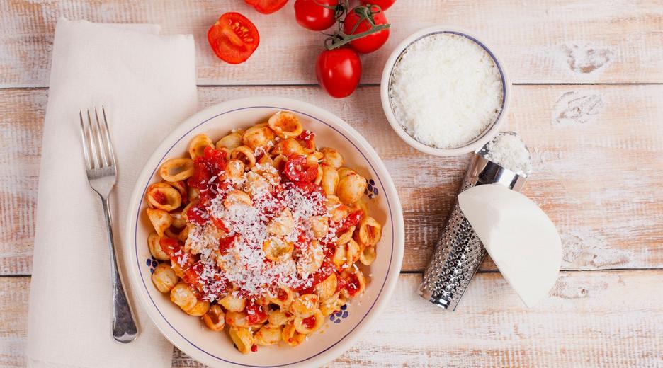 Selbstgemachte Orecchiette mit Tomatensugo 