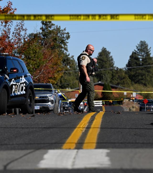Ein Polizist im Einsatz nach einer Schießerei an der  Silver Rail Elementary School in Bend im Bundestaat Oregon.