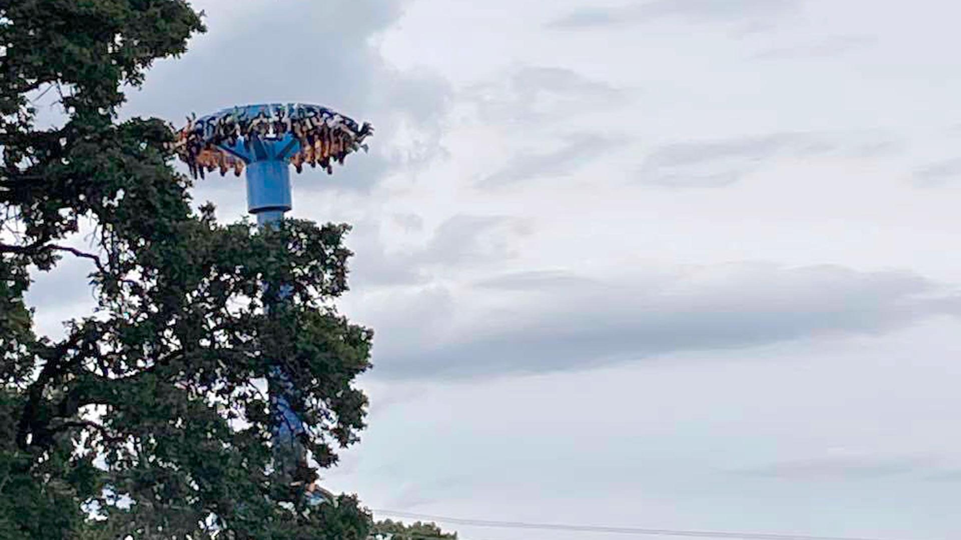 30 Fahrgäste hängen kopfüber in einem Karussel in Portland, Oregon
