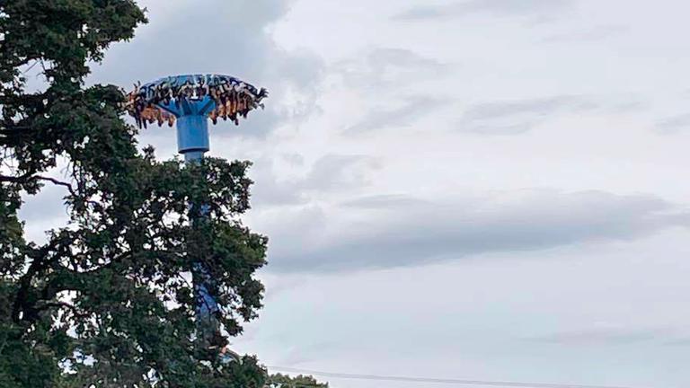 30 Fahrgäste hängen kopfüber in einem Karussel in Portland, Oregon