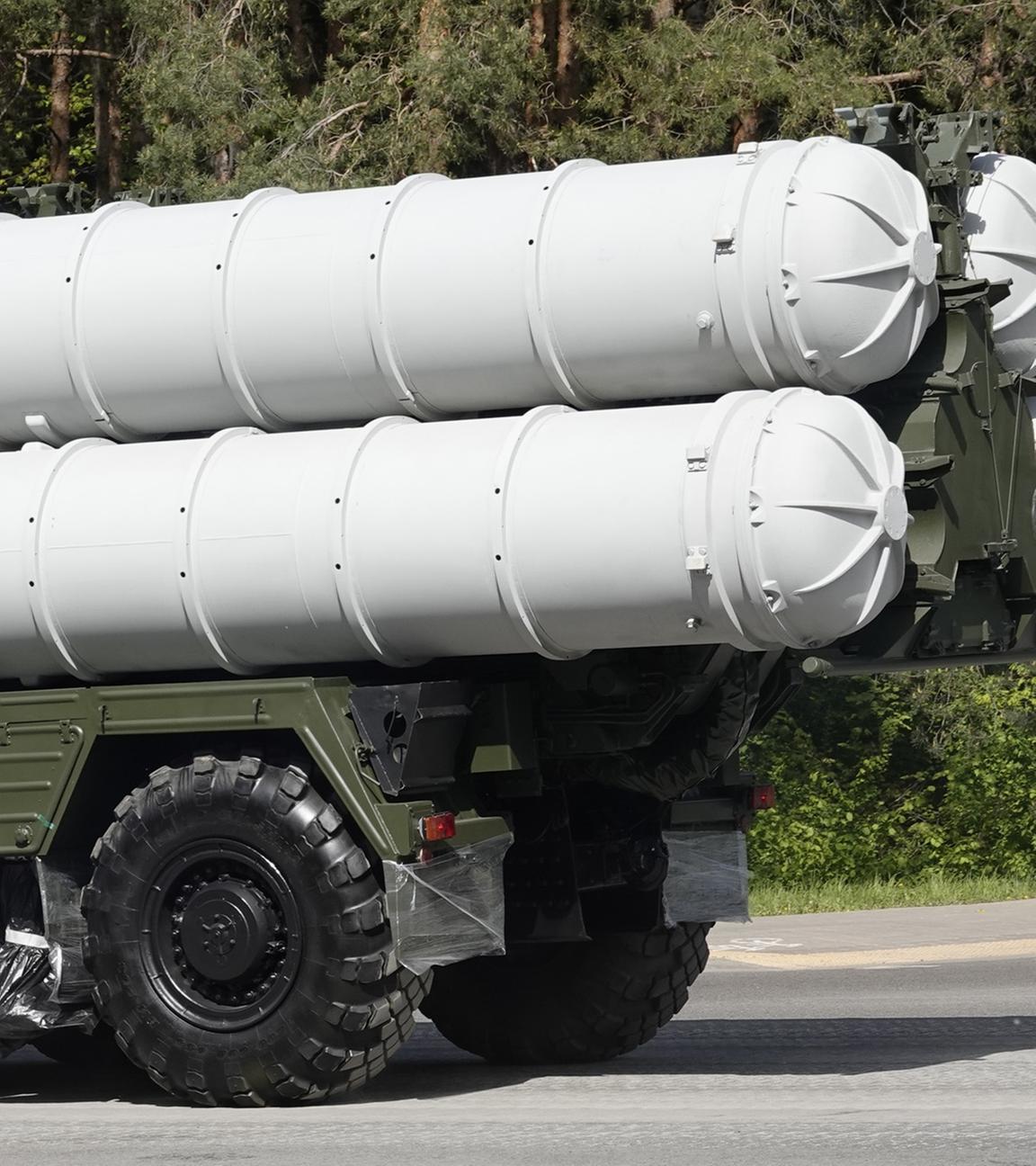 Eine russische Mittelstreckenrakete Oreschnik zu sehen auf einem Lastwagen.