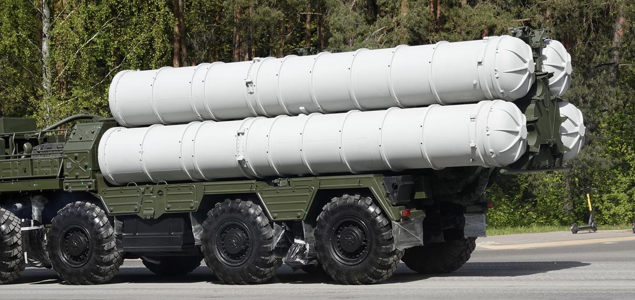 Eine russische Mittelstreckenrakete Oreschnik zu sehen auf einem Lastwagen.