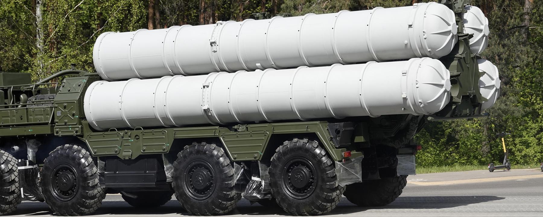 Eine russische Mittelstreckenrakete Oreschnik zu sehen auf einem Lastwagen.