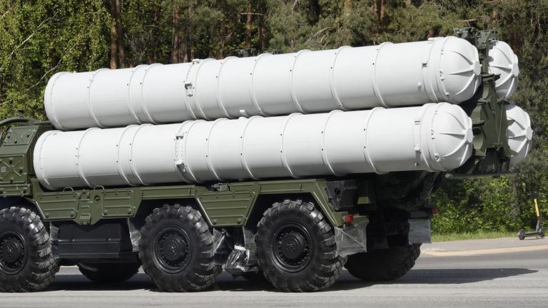 Eine russische Mittelstreckenrakete Oreschnik zu sehen auf einem Lastwagen.