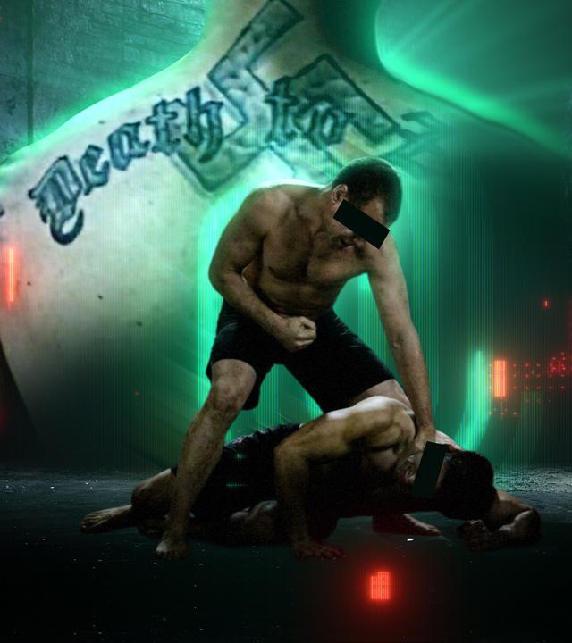 "Die Spur:  Organisierte Gewalt: Das Fightclub-Netzwerk": Montage: Im Vordergrund liegt eine Kampfszene, in der ein in Mann mit geballter Faust beabsichtigt, einen liegenden Mann zu schlagen. Im Hintergrund befindet sich ein düsterer Raum mir roten Lichtpunkten. Dazwischen liegt die Abbildung eines tätowierten Rückens mit Nazisymbolik.
