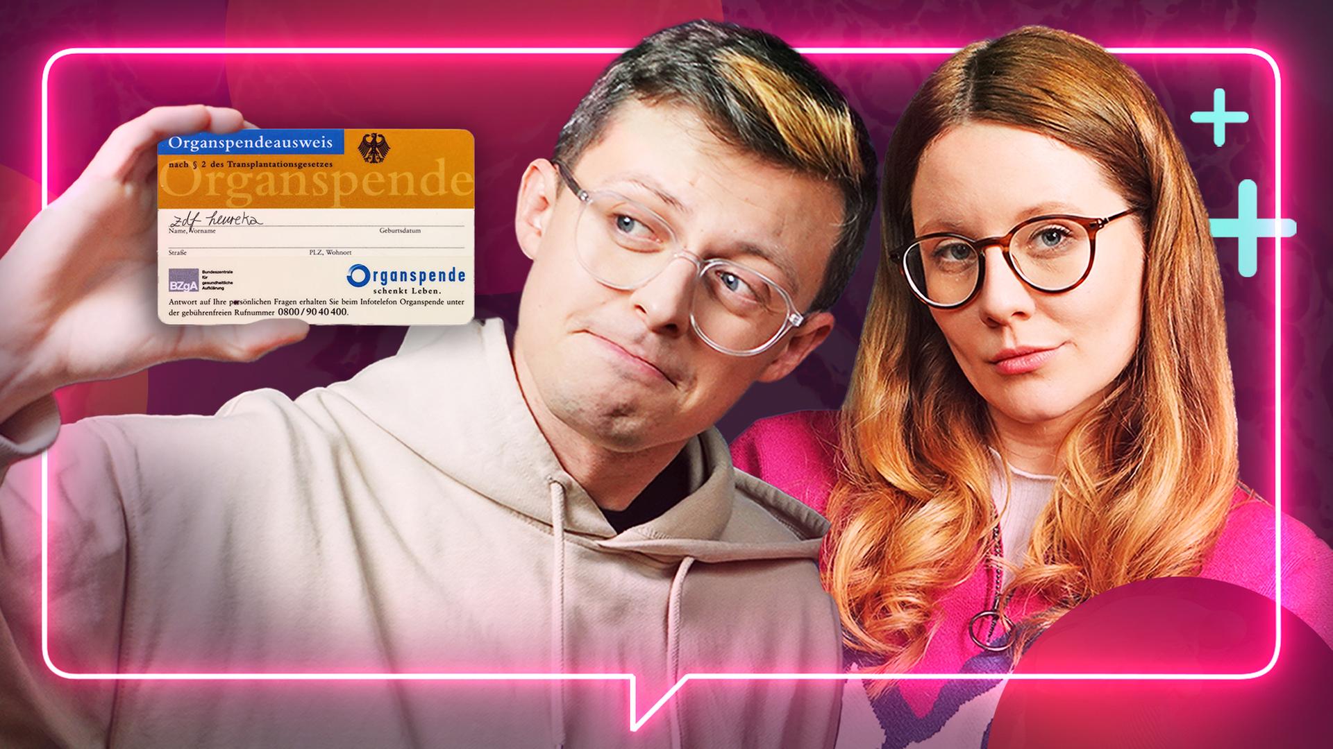 Vorne steht Jacob, der einen Organspendeausweis in die Kamera hält und zweifelnd ansieht. Leonie schaut selbstsicher in die Kamera.
