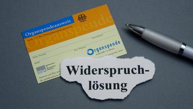 Organspendeasusweis mit einer Blase, in der die Widerspruchslösung gefordert wird