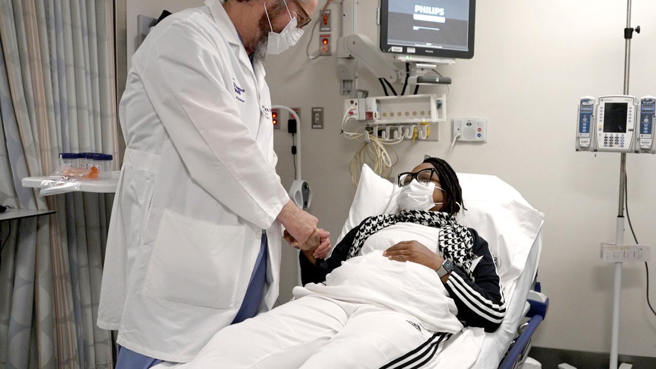 Die Schweinenierenempfängerin Towana Looney (r) wird von Robert Montgomery von NYU Langone Health am 10. Dezember 2024 im NYU Langone Health in New York City besucht.