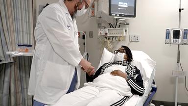 Die Schweinenierenempfängerin Towana Looney (r) wird von Robert Montgomery von NYU Langone Health am 10. Dezember 2024 im NYU Langone Health in New York City besucht.