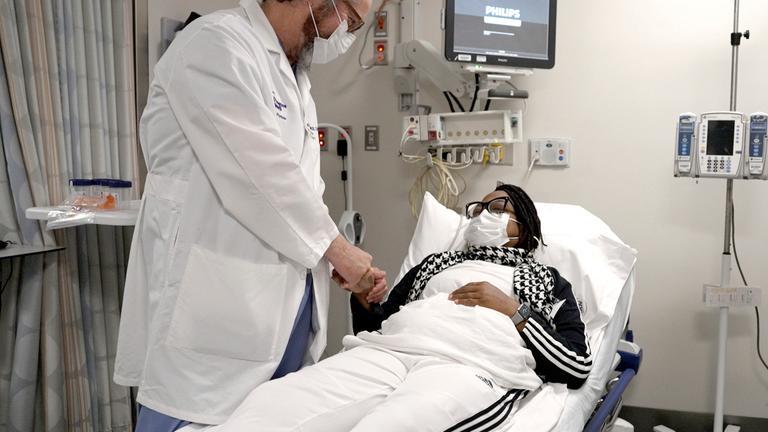 Die Schweinenierenempfängerin Towana Looney (r) wird von Robert Montgomery von NYU Langone Health am 10. Dezember 2024 im NYU Langone Health in New York City besucht.