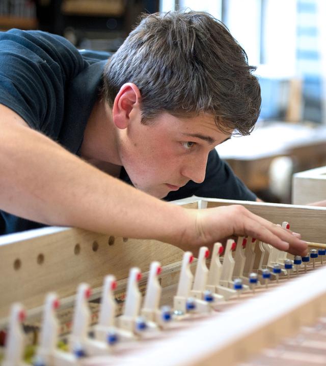 Auszubildender in Orgelbauwerkstatt
