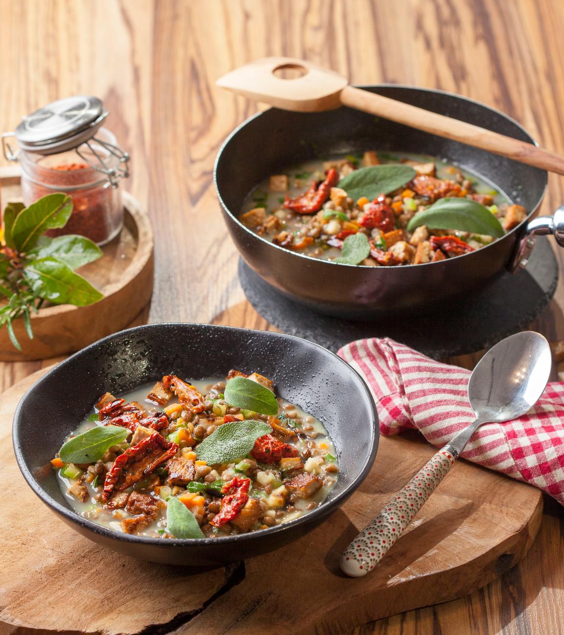 Orientalische Linsenbowl mit Kichererbsen, Kardamomtomaten und gebratenen Süßkartoffeln 