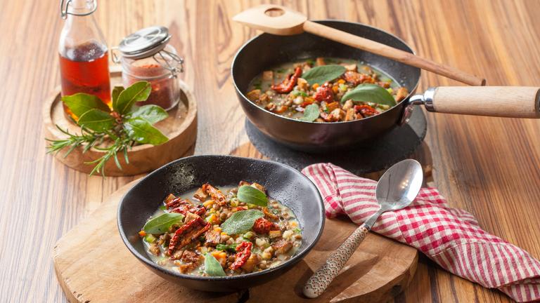 Orientalische Linsenbowl mit Kichererbsen, Kardamomtomaten und gebratenen Süßkartoffeln 