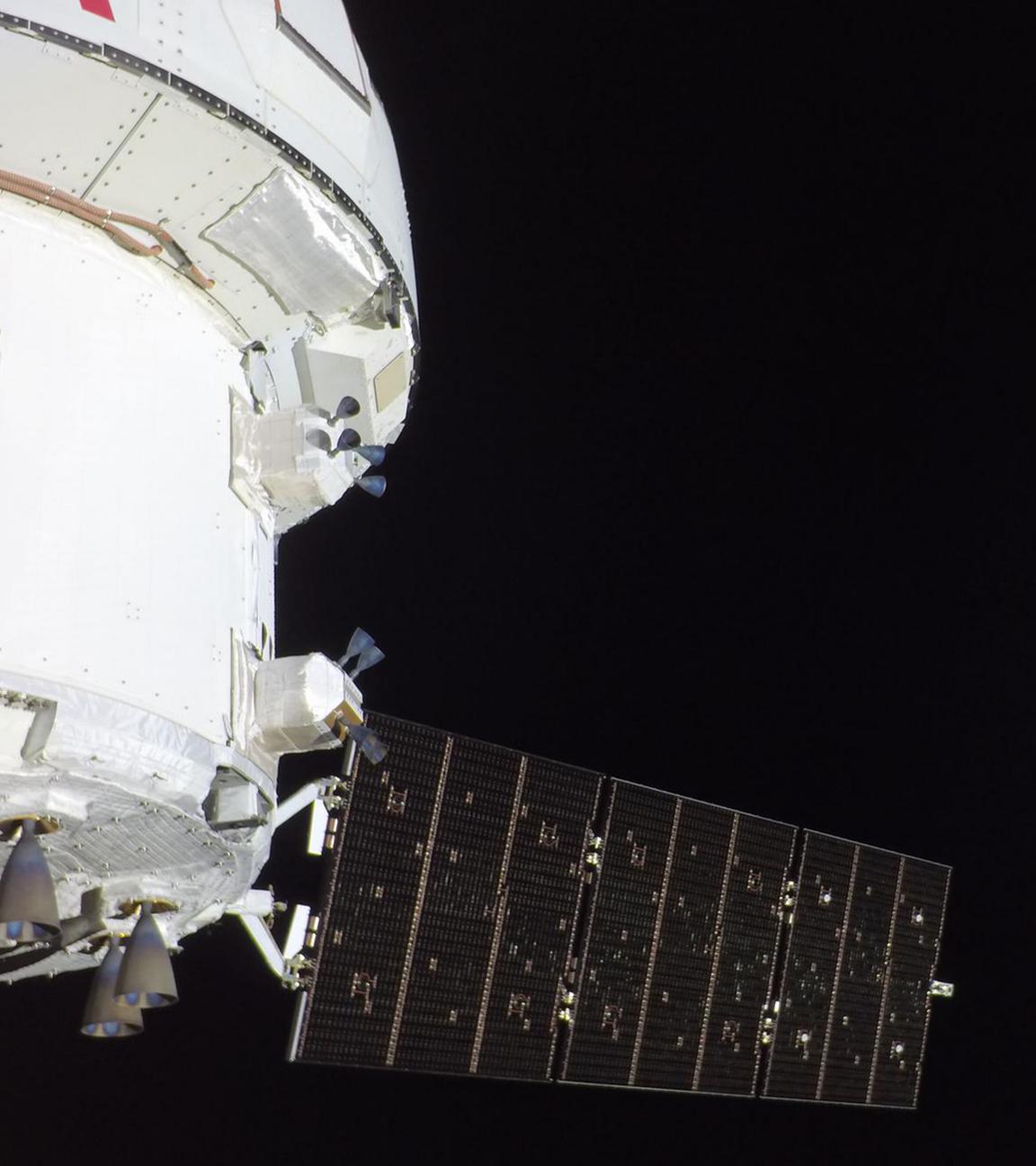 Das Orion-Raumschiff der NASA ist hier auf einem Bild zu sehen, das am 07.04.2026 von einer der an seinen Solarfeldflügeln angebrachten Kameras aufgenommen wurde. 