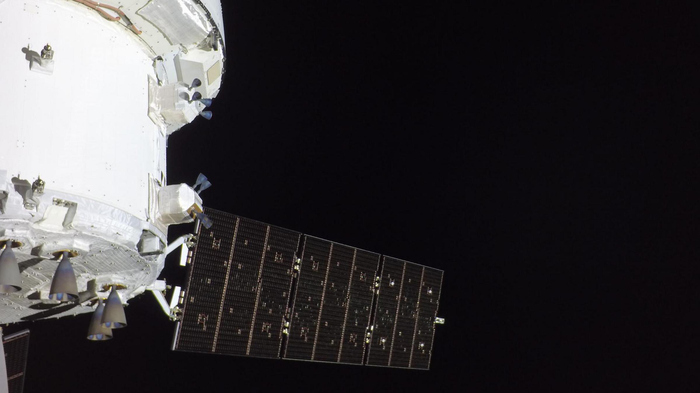 Das Orion-Raumschiff der NASA ist hier auf einem Bild zu sehen, das am 07.04.2026 von einer der an seinen Solarfeldflügeln angebrachten Kameras aufgenommen wurde. 