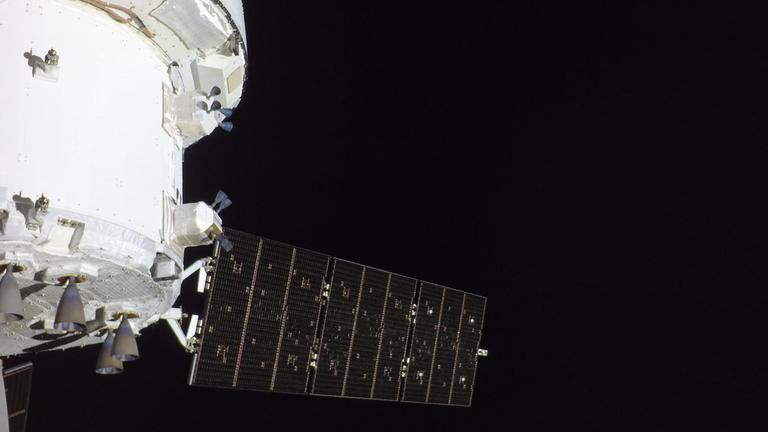 Das Orion-Raumschiff der NASA ist hier auf einem Bild zu sehen, das am 07.04.2026 von einer der an seinen Solarfeldflügeln angebrachten Kameras aufgenommen wurde. 