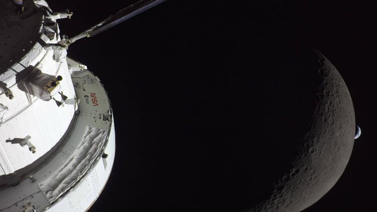 Ein Selfie des Orion-Raumschiffs, aufgenommen von einer am Solarpanel angebrachten Außenkamera, als die Artemis-II-Besatzung am 07.04.2026 auf dem Rückweg zur Erde in den 7. Tag der Mission eintritt. 