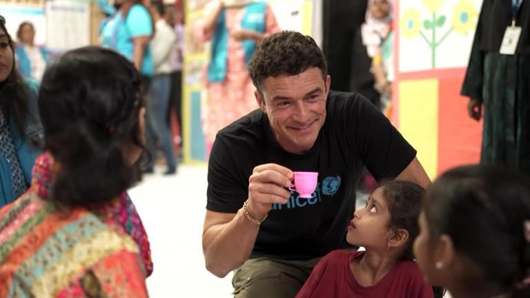 UNICEF-Botschafter Orlando Bloom mit Kindern im größten Geflüchtetenlager in Bangladesch