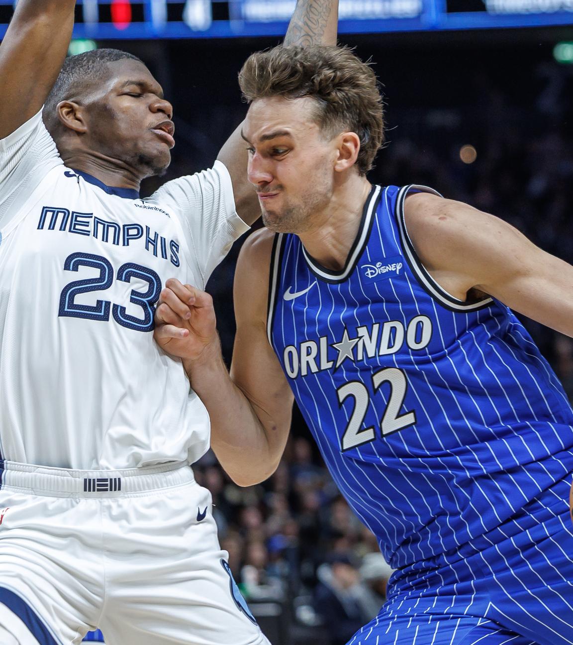 Franz Wagner (Orlando Magic) setzt sich gegen Cedric Coward (Memphis Grizzlies) durch. 